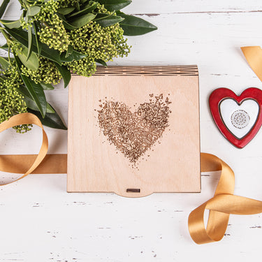 Ensemble de chocolats CLASSIQUE dans un coffret en bois avec un motif personnalisé 