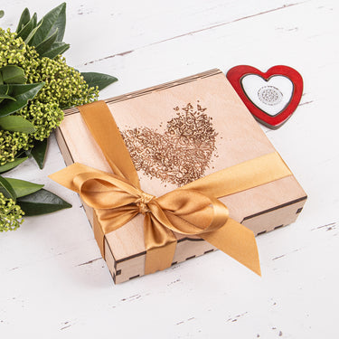 Ensemble de chocolats CLASSIQUE dans un coffret en bois avec un motif personnalisé 