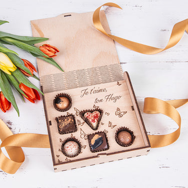 Ensemble de chocolats CLASSIQUE dans un coffret en bois avec un motif personnalisé 