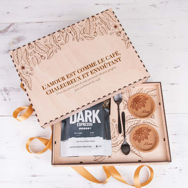 Ensemble de café KLASIK dans une boîte en bois avec un motif personnalisé 