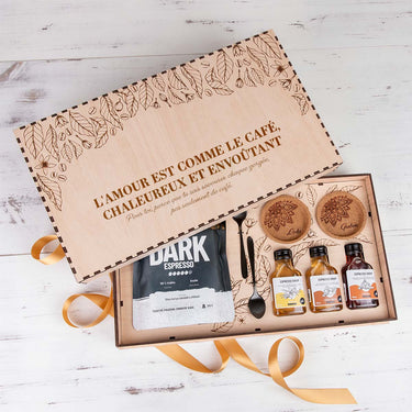 Ensemble de café PREMIUM dans un coffret en bois avec un motif sur mesure 
