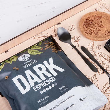 Ensemble de café PREMIUM dans un coffret en bois avec un motif sur mesure 