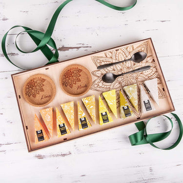 Service à thé KLASIK dans une boîte en bois avec un motif personnalisé 