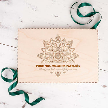 Ensemble à thé PREMIUM dans un coffret en bois avec un motif sur mesure 